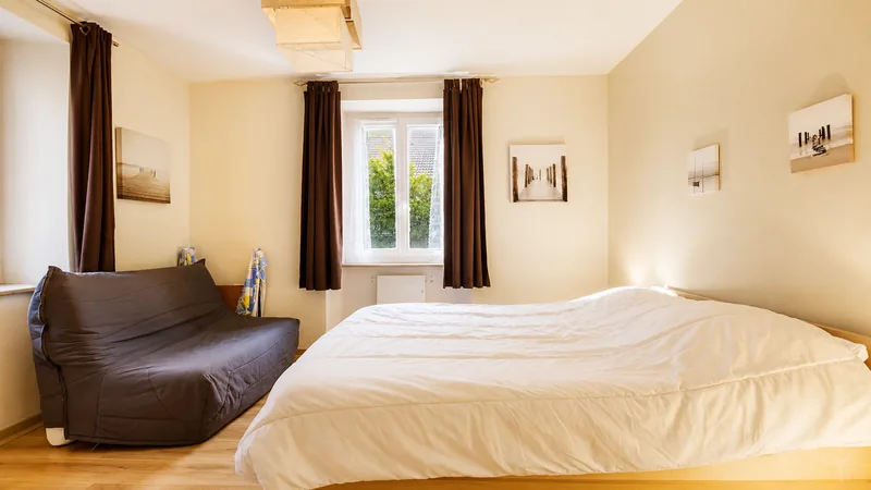Chambre 1 du Ch'tit Appart, vue avec le canapé d'appoint