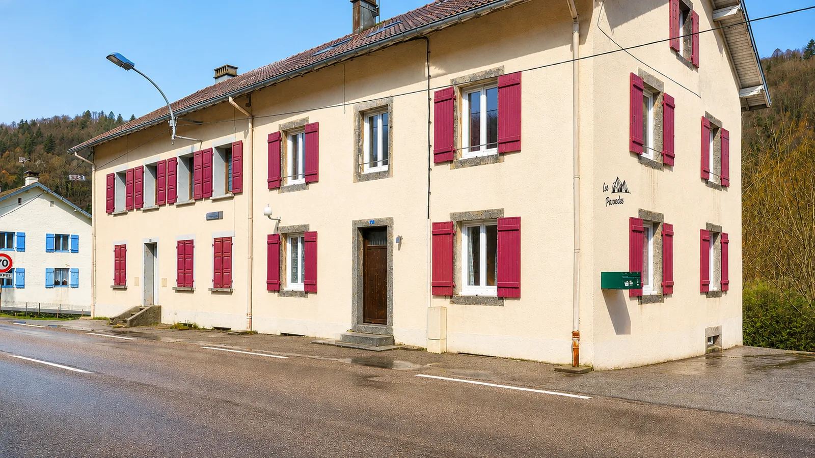 Façade du Ch'tit Appart à Cornimont, maison vosgienne aux volets rouges